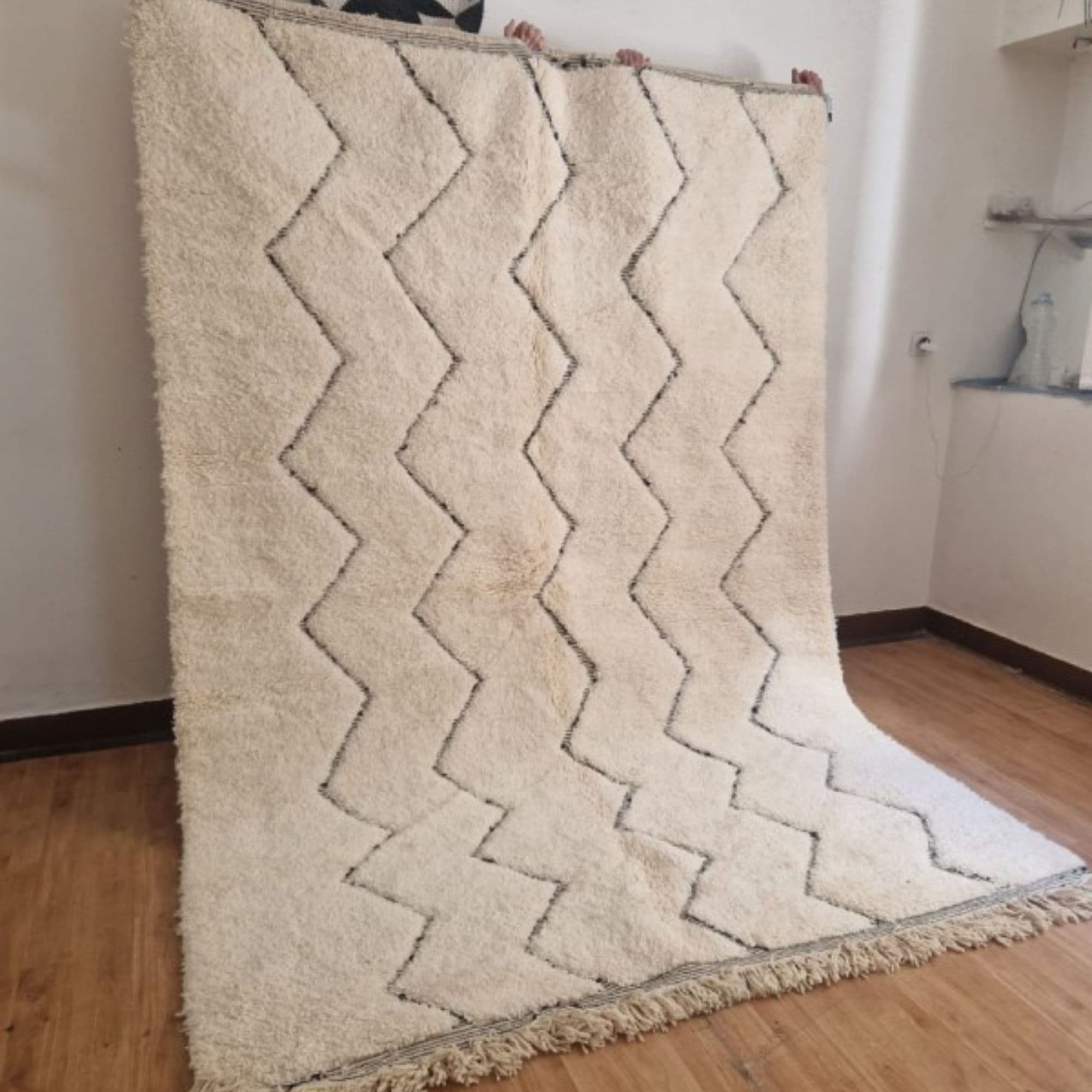 Ivory Beni Ourain Rug - Charcoal Chevron Lines - Detail view 1