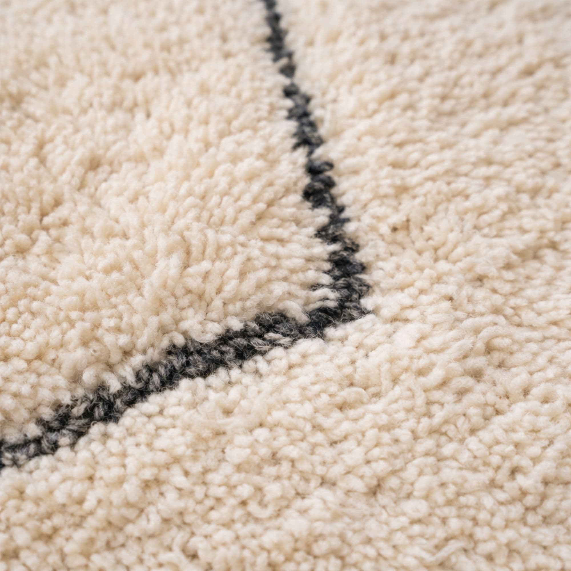 Handwoven Beni Ourain Rug - Geometric Gray Pattern - Detail view 1