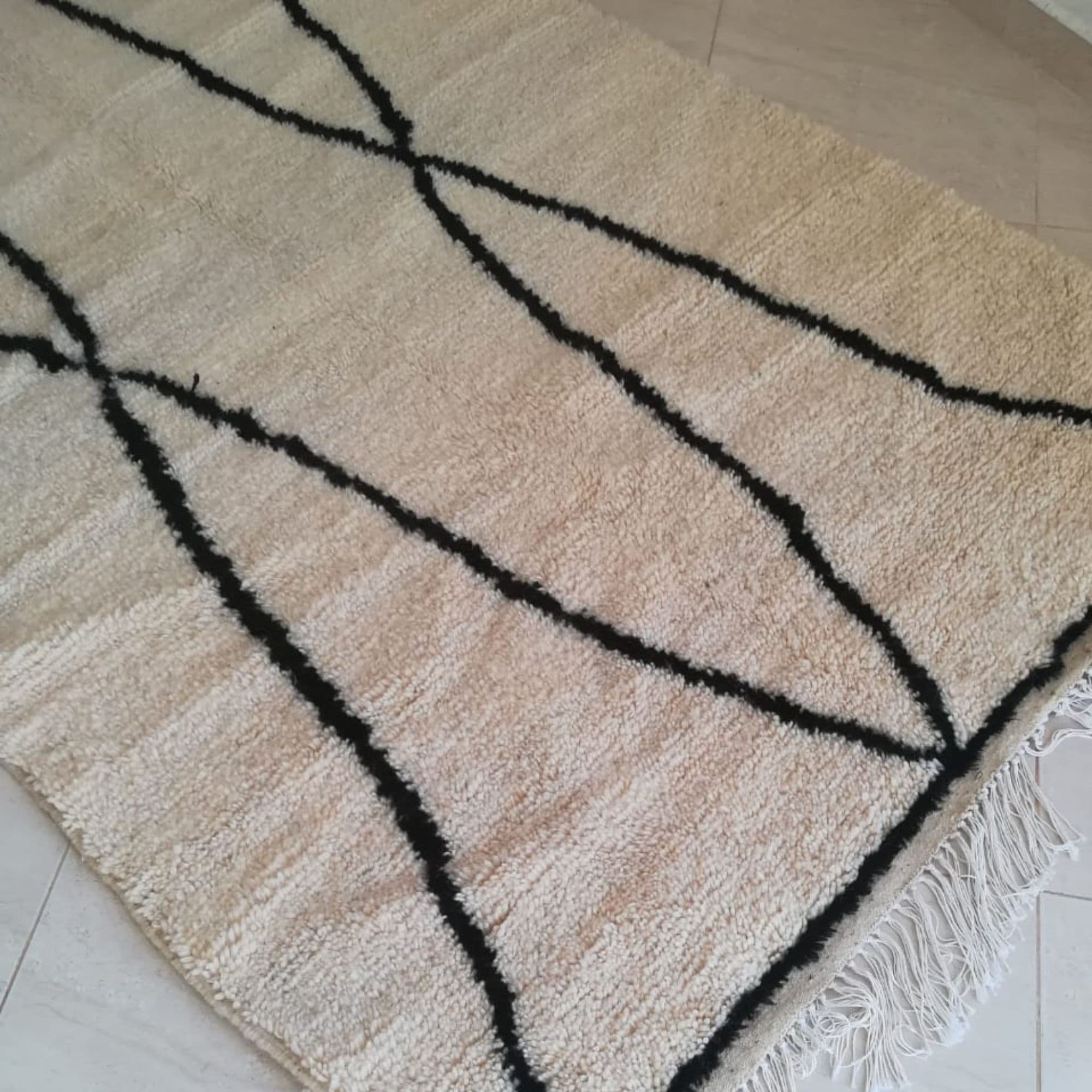Handwoven Beni Ourain Rug - Symmetrical Loop Pattern - Detail view 3